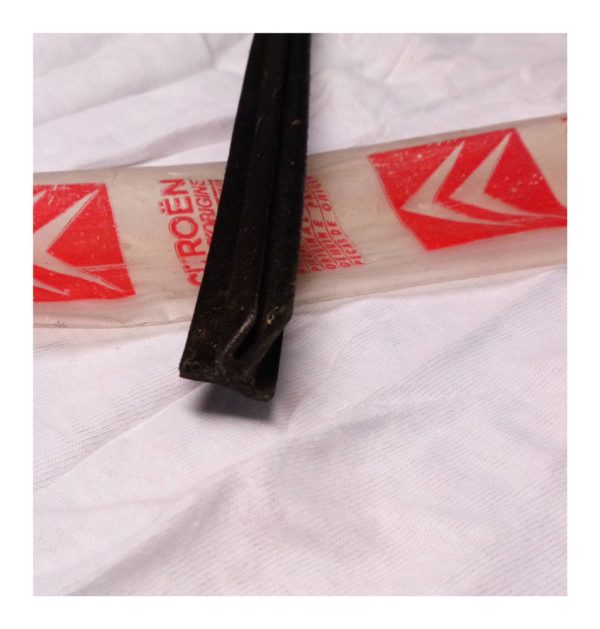 Citroen  Poseur Moulding Window Seal - Part No: 95 610 258