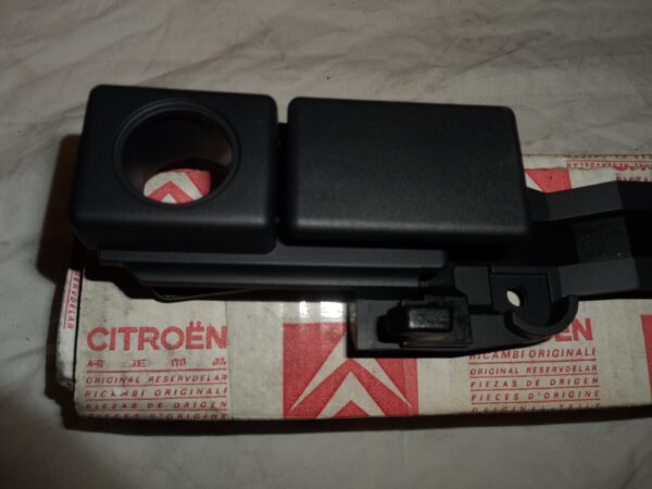 Citroen XM Glove Box Catch - Part No: 95654109xx