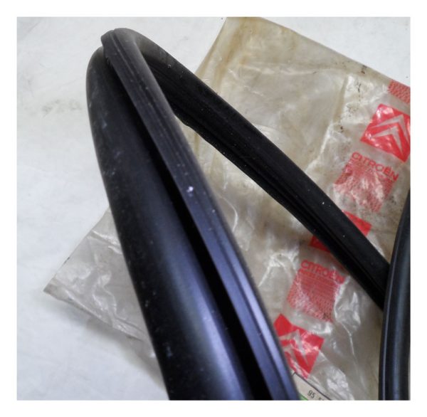 2CV Front Windscreen Seal - Part No : 95559829