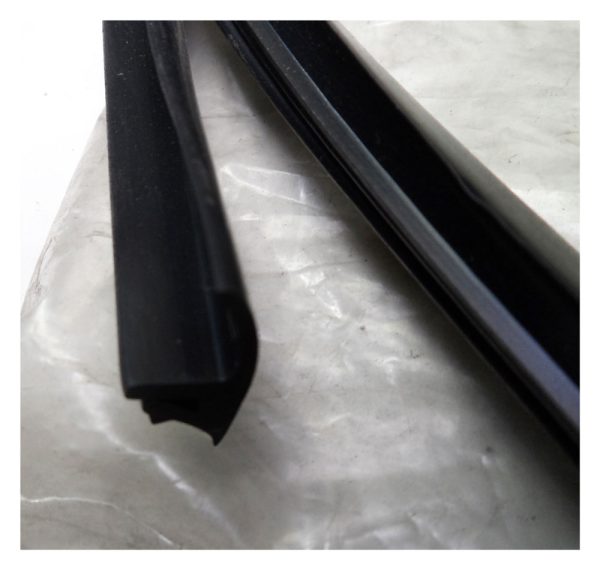 BX Front Windscreen seal - 95619450