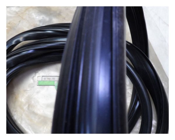 Citroen CX Front Windscreen Seal - 95560290