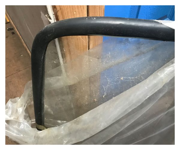 GS/A Windscreen and seal - 7GY95575404